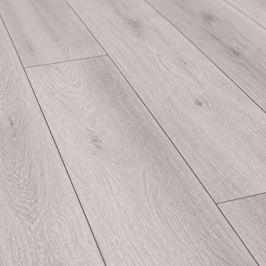 Nordvik Lofoten Frost SPC vinyl plank close-up showing grain and bevelled edges